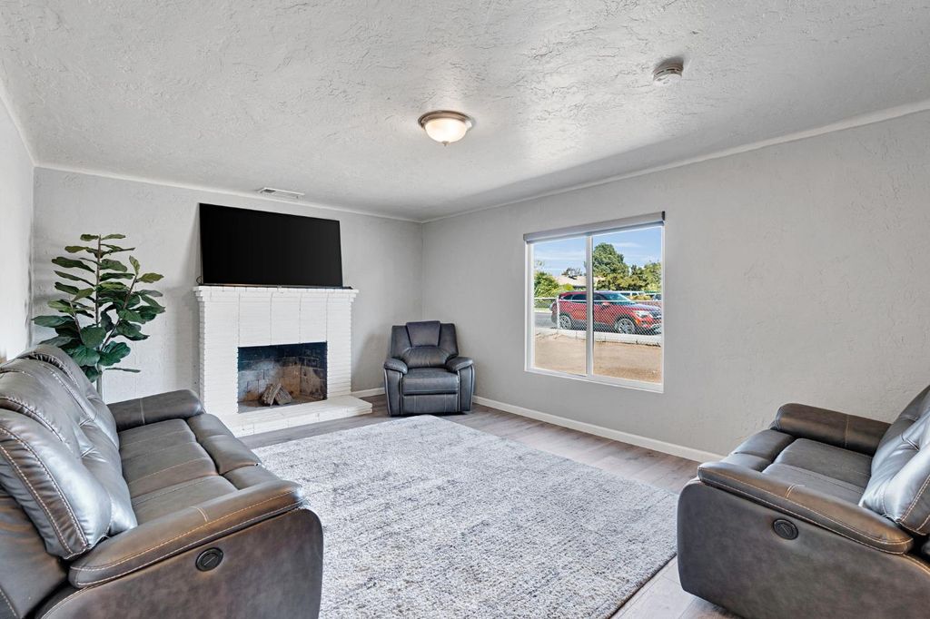 Image 8 of property listing at 3604 E Olive Avenue, Fresno, CA 93702