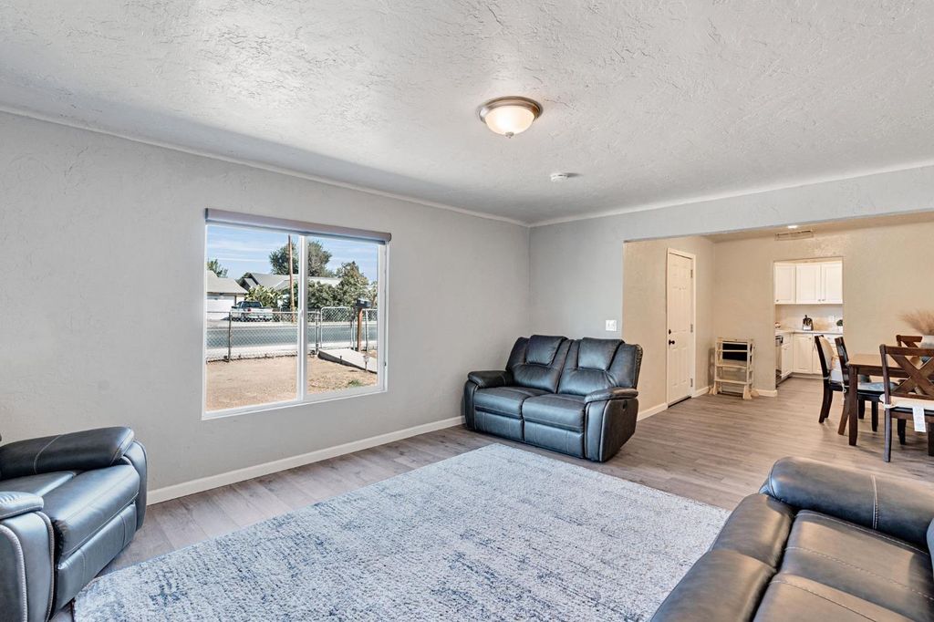 Image 9 of property listing at 3604 E Olive Avenue, Fresno, CA 93702