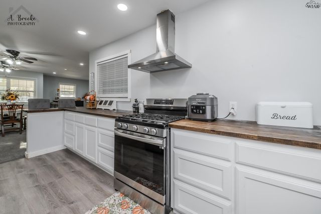 1008 W HIGHWAY ST, Iowa Park, TX 76367