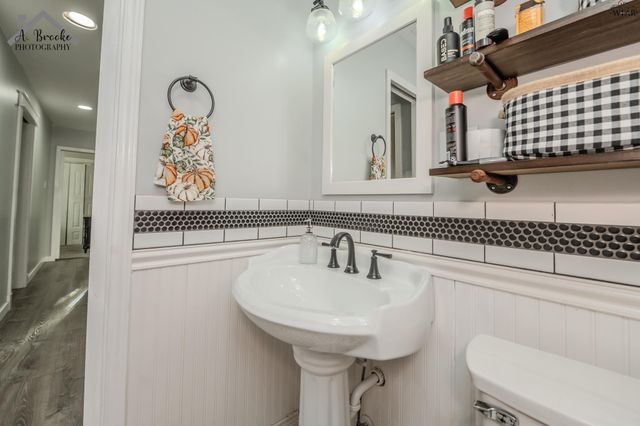 1008 W HIGHWAY ST, Iowa Park, TX 76367