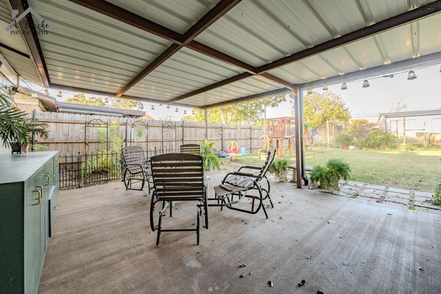 1008 W HIGHWAY ST, Iowa Park, TX 76367