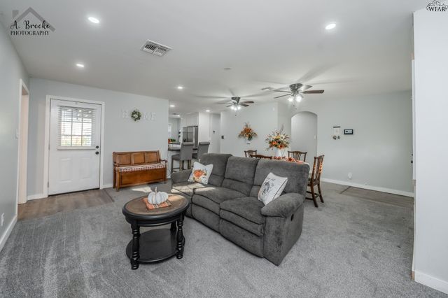 1008 W HIGHWAY ST, Iowa Park, TX 76367