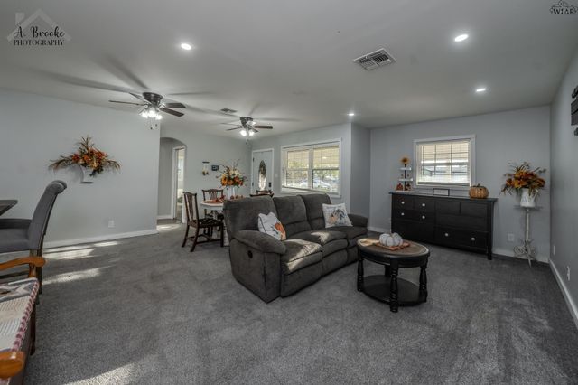 1008 W HIGHWAY ST, Iowa Park, TX 76367