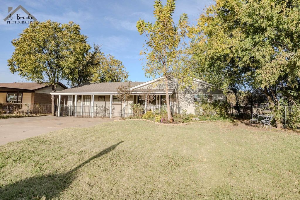 1008 W HIGHWAY ST, Iowa Park, TX 76367