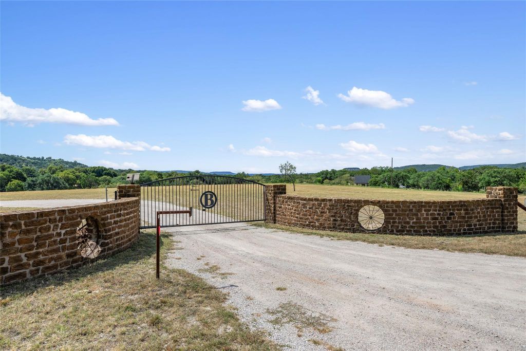 121 Dog Run, Burnet, TX 78611
