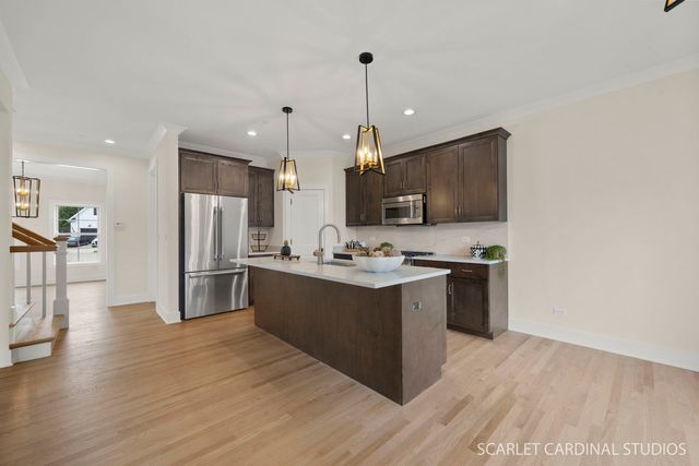 835 Avon Court, Glen Ellyn, IL 60137