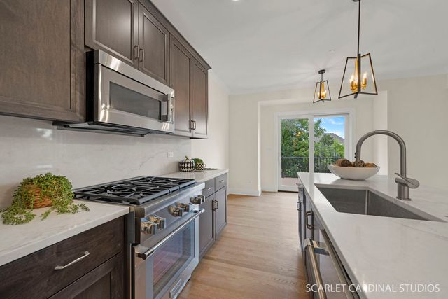 835 Avon Court, Glen Ellyn, IL 60137