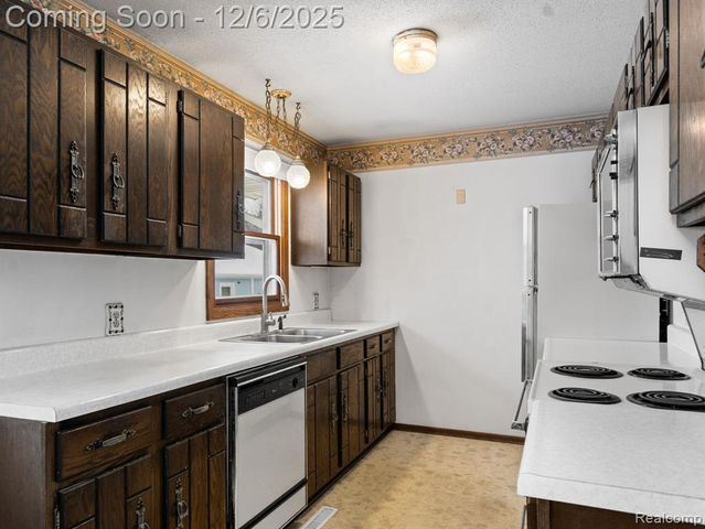 5886 S Green Avenue, Fremont, MI 49412