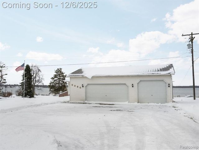 5886 S Green Avenue, Fremont, MI 49412
