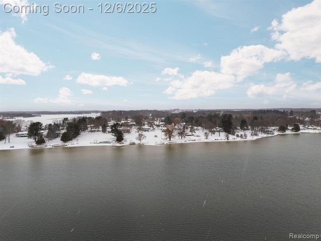 5886 S Green Avenue, Fremont, MI 49412