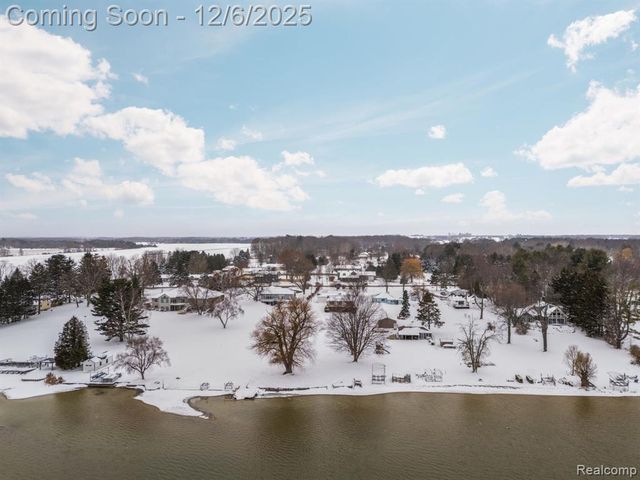 5886 S Green Avenue, Fremont, MI 49412