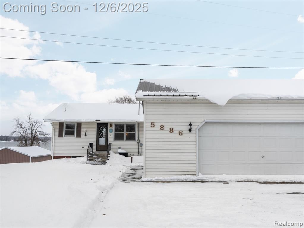 5886 S Green Avenue, Fremont, MI 49412