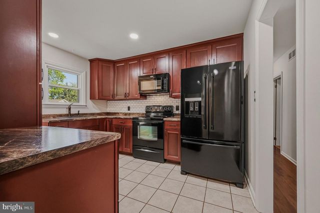 13 CORNWALL DR, Newark, DE 19711