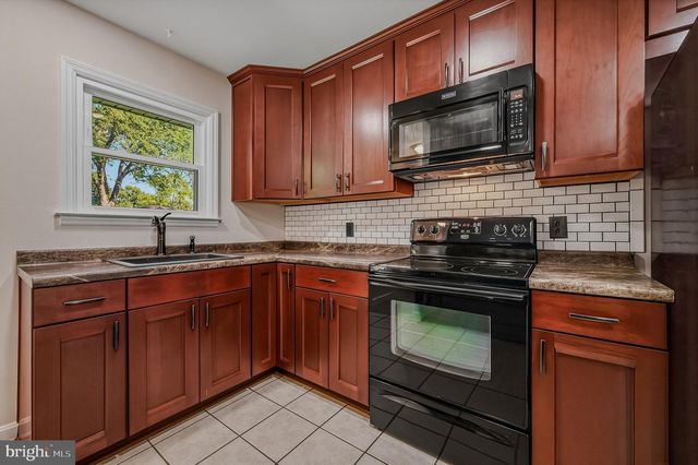 13 CORNWALL DR, Newark, DE 19711
