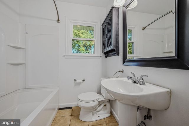 13 CORNWALL DR, Newark, DE 19711
