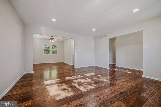 13 CORNWALL DR, Newark, DE 19711