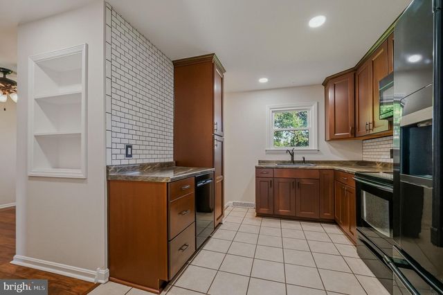 13 CORNWALL DR, Newark, DE 19711