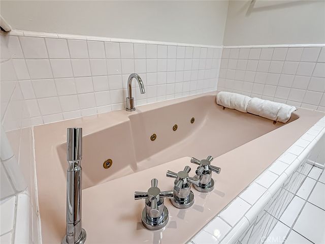 18100 Burbank Boulevard 24, Tarzana, CA 91356