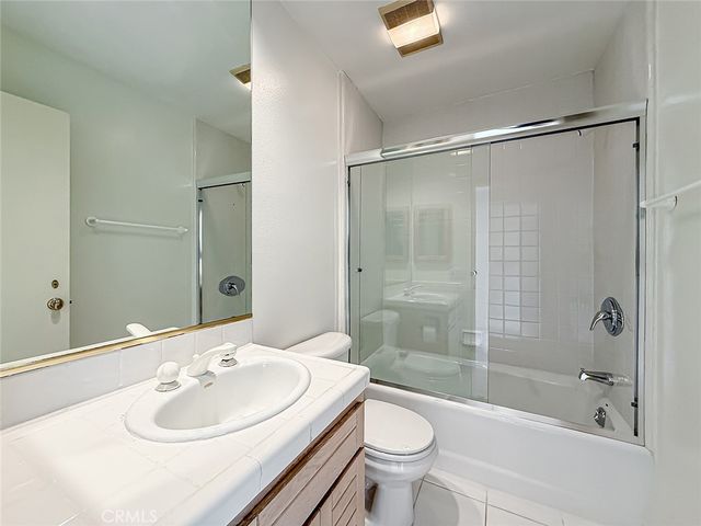 18100 Burbank Boulevard 24, Tarzana, CA 91356