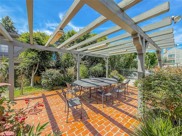18100 Burbank Boulevard 24, Tarzana, CA 91356