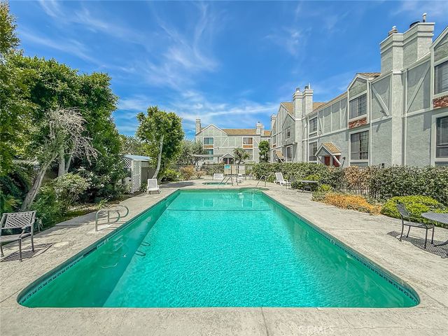 18100 Burbank Boulevard 24, Tarzana, CA 91356