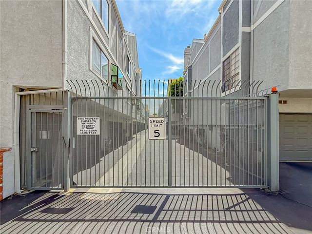 18100 Burbank Boulevard 24, Tarzana, CA 91356