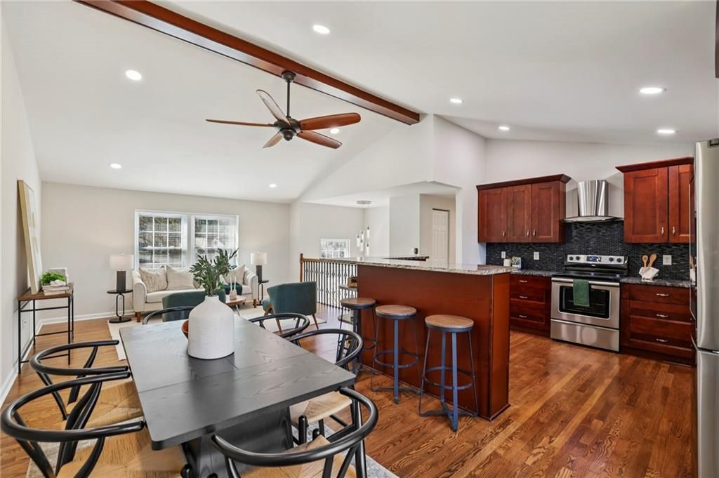 Image 13 of property listing at 10405 Meadow Crest Lane, Alpharetta, GA 30022