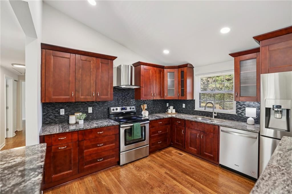 Image 14 of property listing at 10405 Meadow Crest Lane, Alpharetta, GA 30022