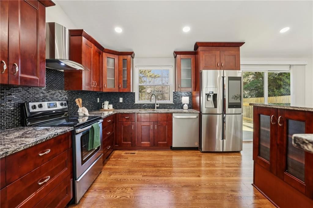 Image 15 of property listing at 10405 Meadow Crest Lane, Alpharetta, GA 30022