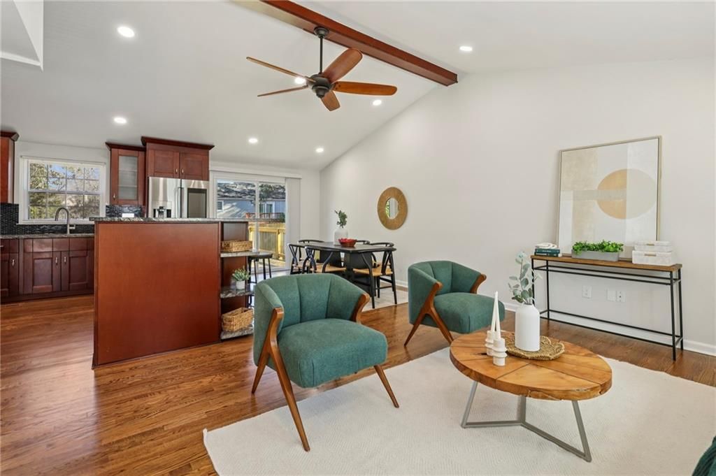 Image 16 of property listing at 10405 Meadow Crest Lane, Alpharetta, GA 30022