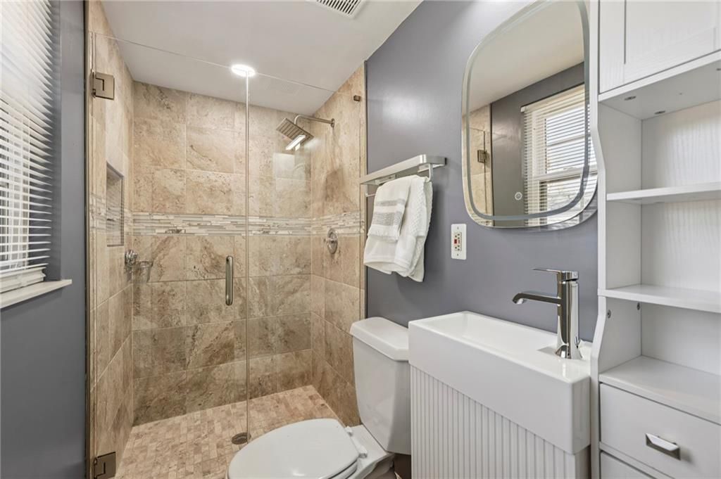 Image 18 of property listing at 10405 Meadow Crest Lane, Alpharetta, GA 30022