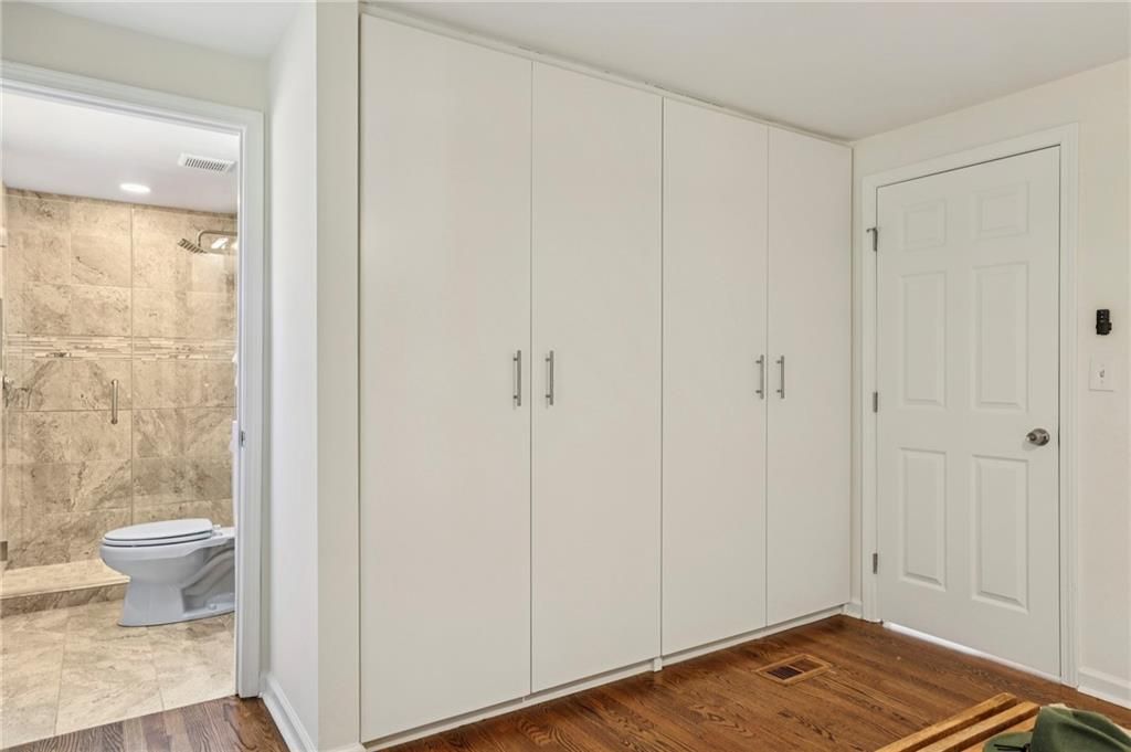 Image 19 of property listing at 10405 Meadow Crest Lane, Alpharetta, GA 30022