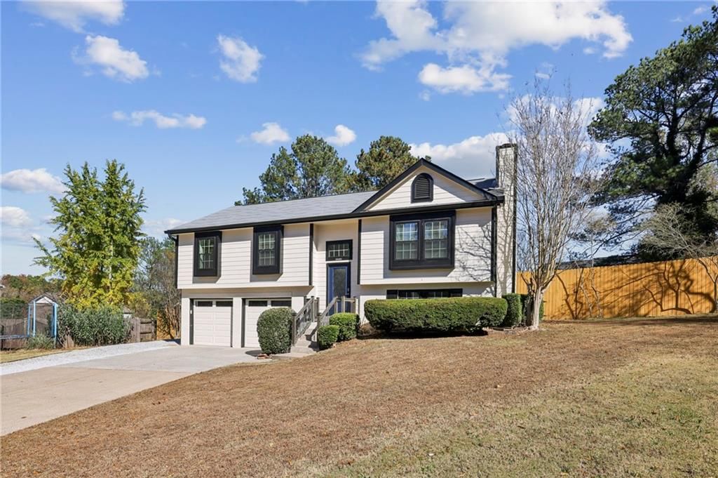Image 2 of property listing at 10405 Meadow Crest Lane, Alpharetta, GA 30022