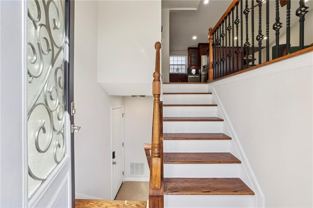 Image 4 of property listing at 10405 Meadow Crest Lane, Alpharetta, GA 30022