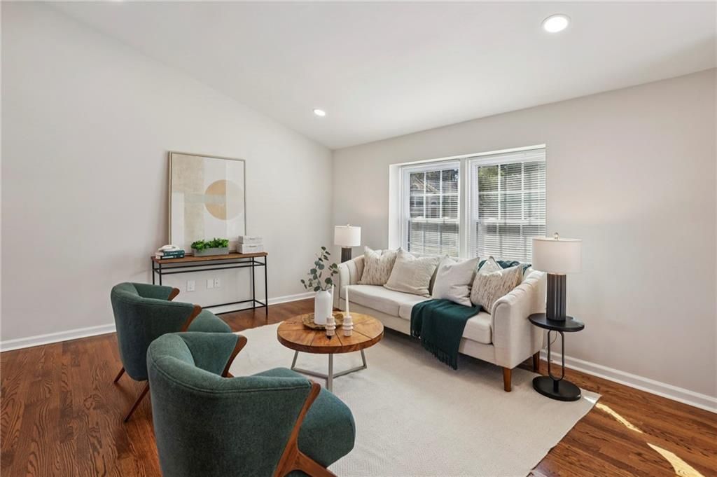 Image 6 of property listing at 10405 Meadow Crest Lane, Alpharetta, GA 30022