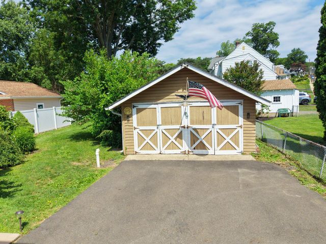 25 CENTER AVE, Willow Grove, PA 19090