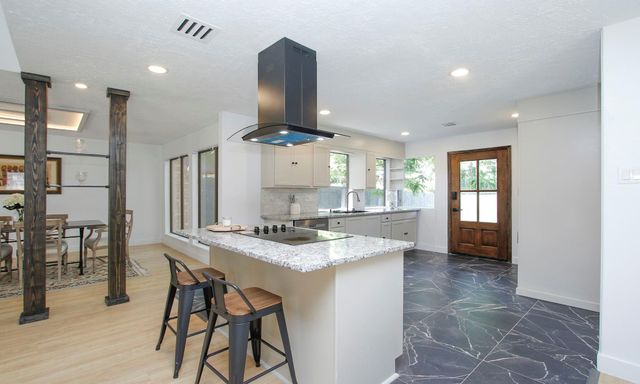 407 Hedgecroft Drive, El Lago, TX 77586