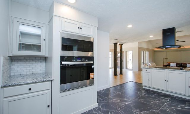407 Hedgecroft Drive, El Lago, TX 77586