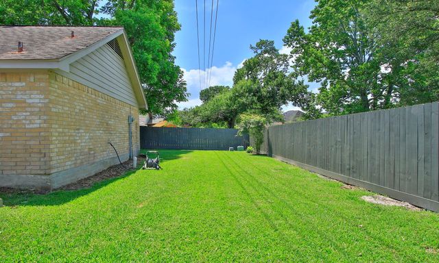 407 Hedgecroft Drive, El Lago, TX 77586