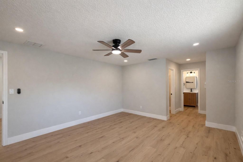 Image 19 of property listing at 858 ERROL PARKWAY, Apopka, FL 32712