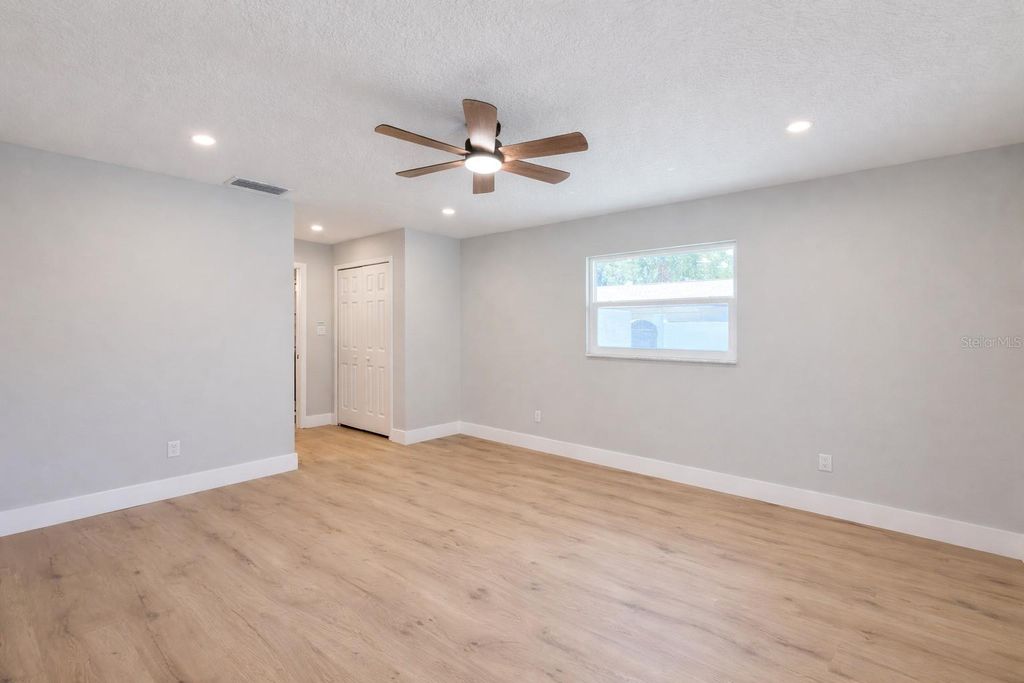 Image 20 of property listing at 858 ERROL PARKWAY, Apopka, FL 32712