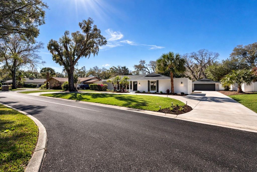 Image 3 of property listing at 858 ERROL PARKWAY, Apopka, FL 32712