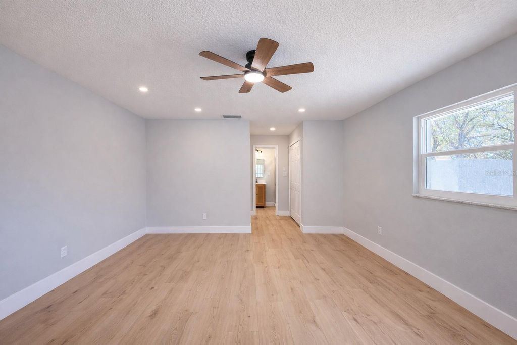 Image 21 of property listing at 858 ERROL PARKWAY, Apopka, FL 32712