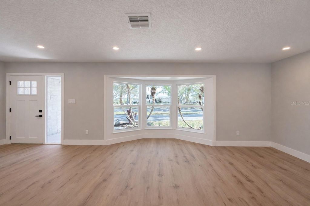 Image 10 of property listing at 858 ERROL PARKWAY, Apopka, FL 32712