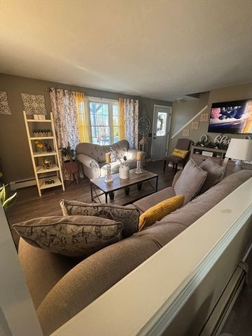 52 Stonybrook Dr, Southbridge, MA 01550