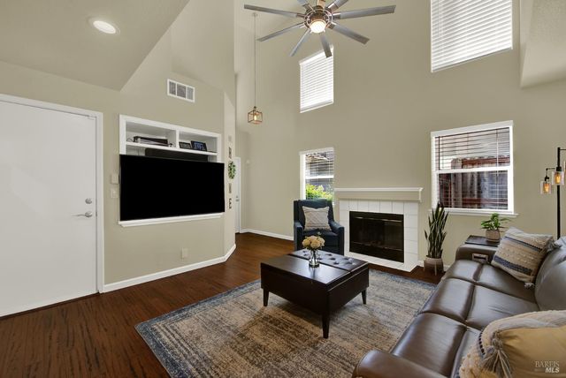 845 Vassar Dr, Vacaville, CA 95687