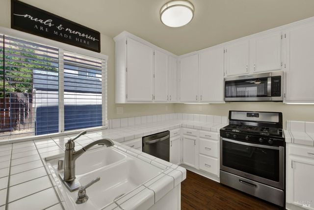 845 Vassar Dr, Vacaville, CA 95687