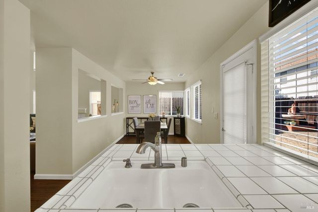 845 Vassar Dr, Vacaville, CA 95687