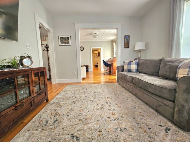 27 Dayton St, Lowell, MA 01852