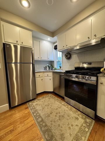 27 Dayton St, Lowell, MA 01852